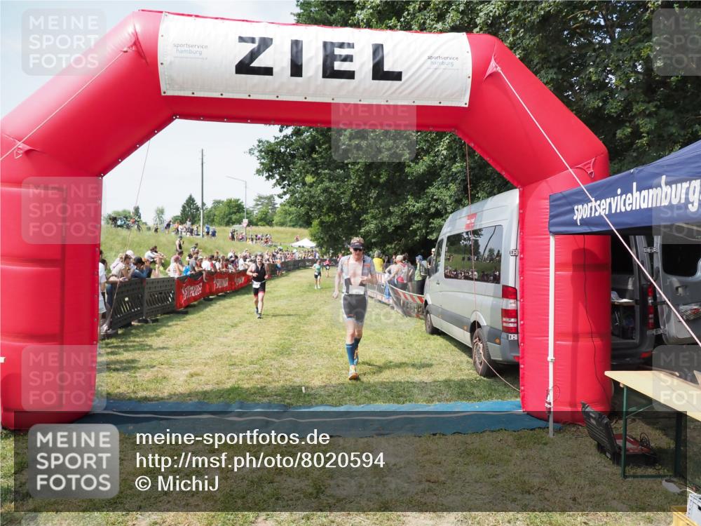 21.06.2025 - 27. Vierlanden-Triathlon MichiJ http://msf.ph/oto/8020594 15.06.2026 11:36:15 Ziel 378, 403 meine-sportfotos.de