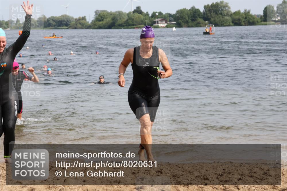 15.06.2025 - 27. Vierlanden-Triathlon Lena Gebhardt http://msf.ph/oto/8020631 15.06.2025 10:18:01 Schwimmen 515, 550, 571, 629 meine-sportfotos.de