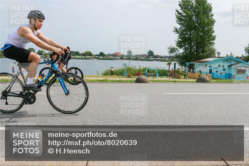 21.06.2025 - 27. Vierlanden-Triathlon H.Heesch http://msf.ph/oto/8020639 15.06.2025 12:04:19 Radfahren 19, 792, 804, 880, 932 meine-sportfotos.de