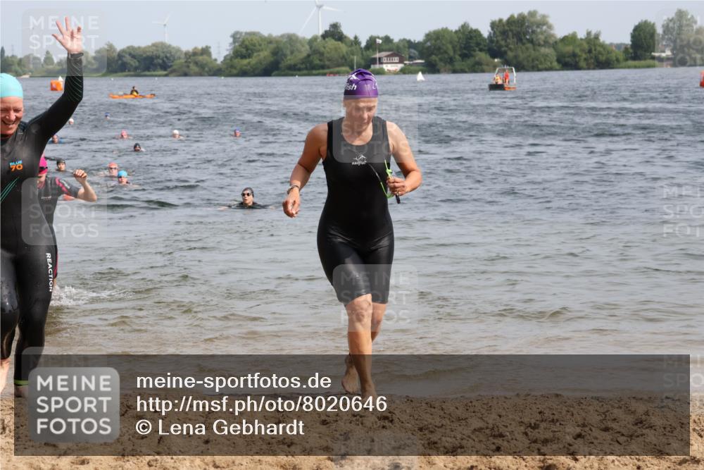 15.06.2025 - 27. Vierlanden-Triathlon Lena Gebhardt http://msf.ph/oto/8020646 15.06.2025 10:18:01 Schwimmen 515, 550, 571, 629 meine-sportfotos.de
