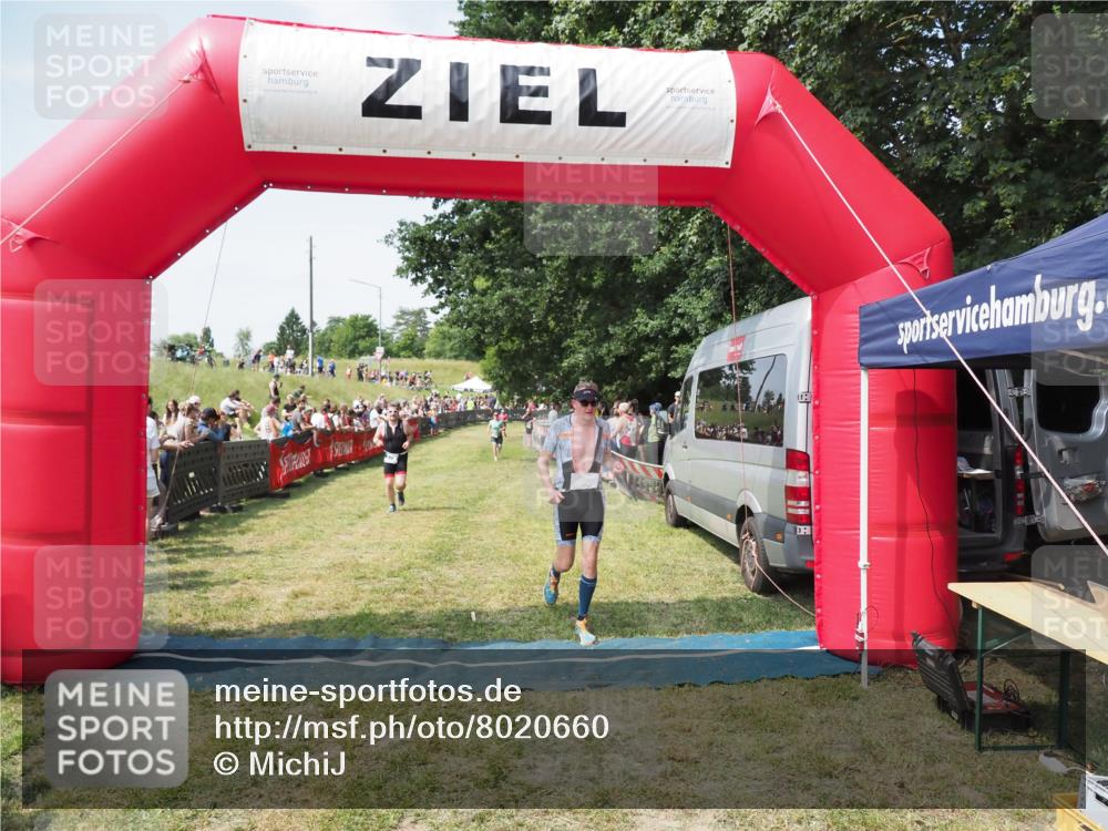 21.06.2025 - 27. Vierlanden-Triathlon MichiJ http://msf.ph/oto/8020660 15.06.2026 11:36:15 Ziel 378, 403 meine-sportfotos.de