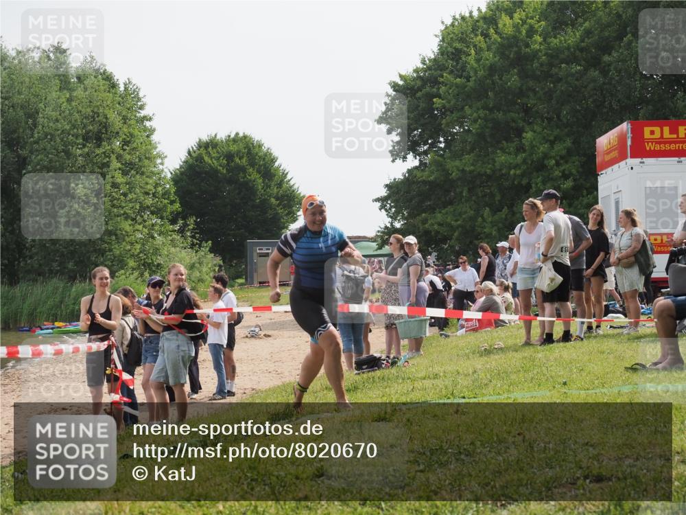 15.06.2025 - 27. Vierlanden-Triathlon KatJ http://msf.ph/oto/8020670 15.06.2025 10:22:02 Schwimmen 538 meine-sportfotos.de