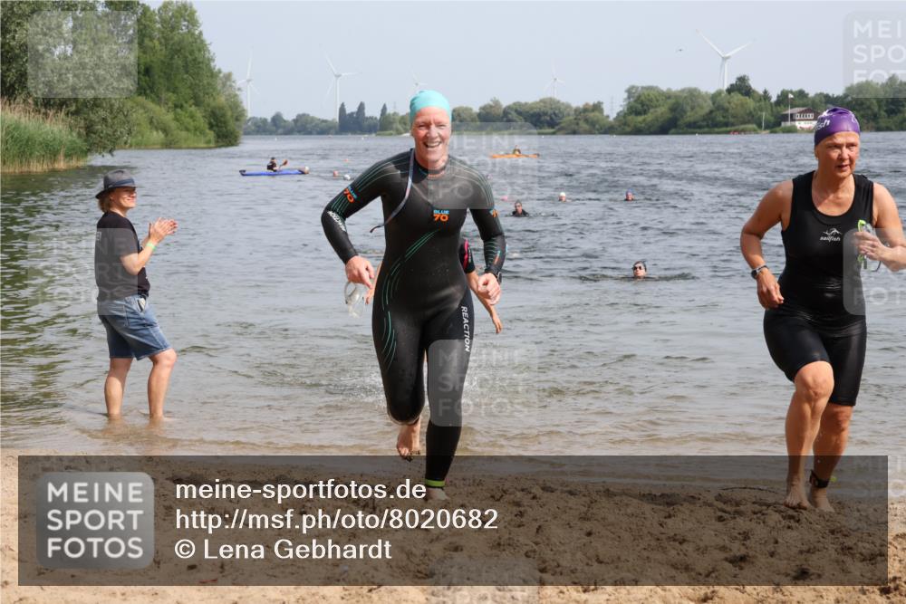 15.06.2025 - 27. Vierlanden-Triathlon Lena Gebhardt http://msf.ph/oto/8020682 15.06.2025 10:18:02 Schwimmen 515, 550, 571, 629 meine-sportfotos.de