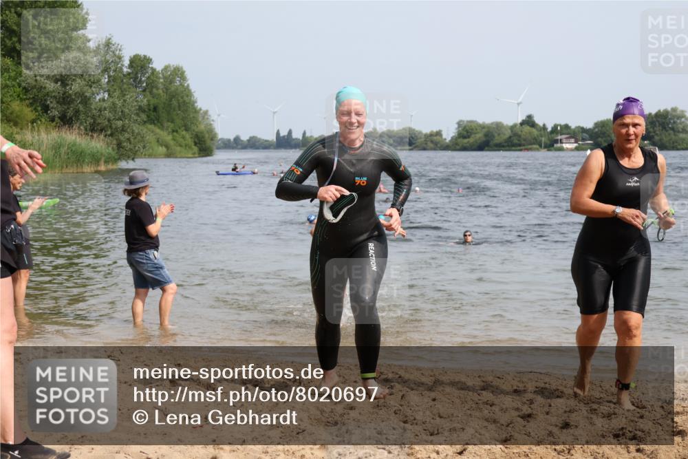 15.06.2025 - 27. Vierlanden-Triathlon Lena Gebhardt http://msf.ph/oto/8020697 15.06.2025 10:18:03 Schwimmen 515, 550, 571, 629 meine-sportfotos.de