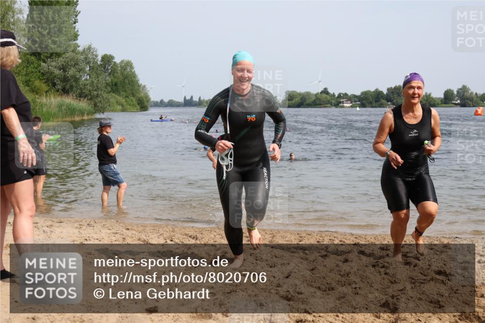 15.06.2025 - 27. Vierlanden-Triathlon Lena Gebhardt http://msf.ph/oto/8020706 15.06.2025 10:18:03 Schwimmen 515, 550, 571, 629 meine-sportfotos.de
