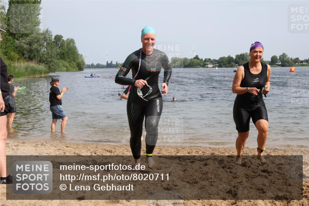 15.06.2025 - 27. Vierlanden-Triathlon Lena Gebhardt http://msf.ph/oto/8020711 15.06.2025 10:18:03 Schwimmen 515, 550, 571, 629 meine-sportfotos.de