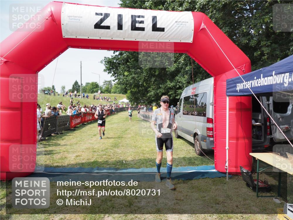 21.06.2025 - 27. Vierlanden-Triathlon MichiJ http://msf.ph/oto/8020731 15.06.2026 11:36:16 Ziel 378, 403 meine-sportfotos.de