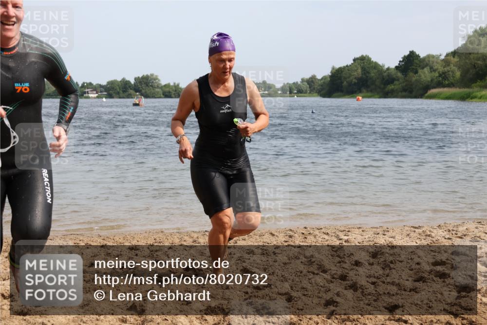 15.06.2025 - 27. Vierlanden-Triathlon Lena Gebhardt http://msf.ph/oto/8020732 15.06.2025 10:18:04 Schwimmen 515, 550, 571, 629 meine-sportfotos.de