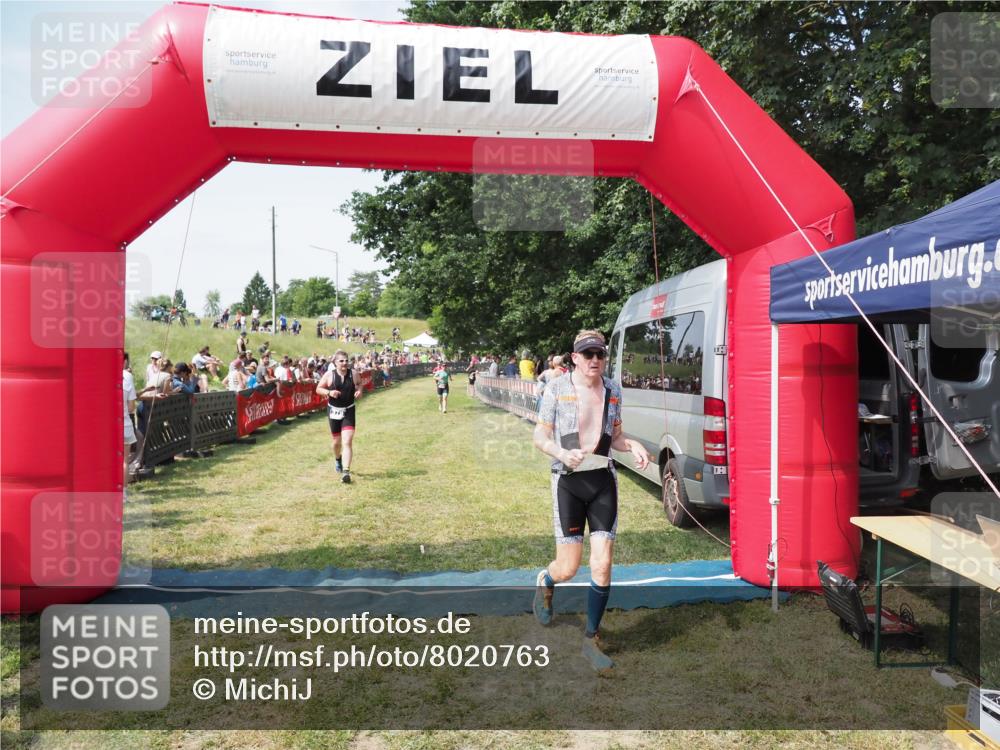 21.06.2025 - 27. Vierlanden-Triathlon MichiJ http://msf.ph/oto/8020763 15.06.2026 11:36:16 Ziel 378, 403 meine-sportfotos.de