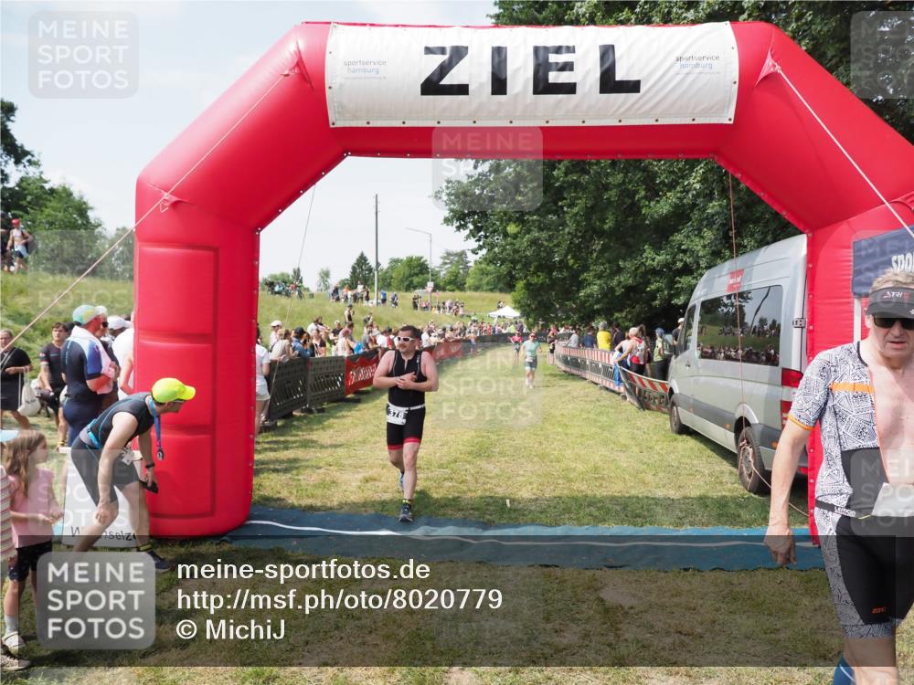 21.06.2025 - 27. Vierlanden-Triathlon MichiJ http://msf.ph/oto/8020779 15.06.2026 11:36:18 Ziel 378, 403 meine-sportfotos.de