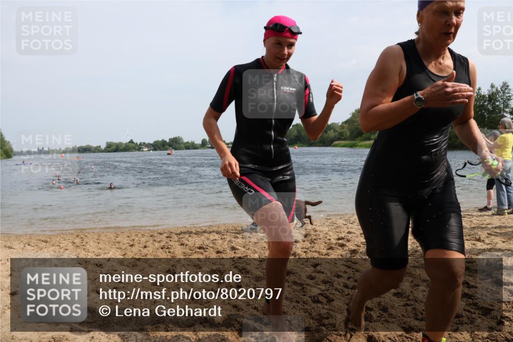 15.06.2025 - 27. Vierlanden-Triathlon Lena Gebhardt http://msf.ph/oto/8020797 15.06.2025 10:18:06 Schwimmen 515, 550, 568, 629 meine-sportfotos.de
