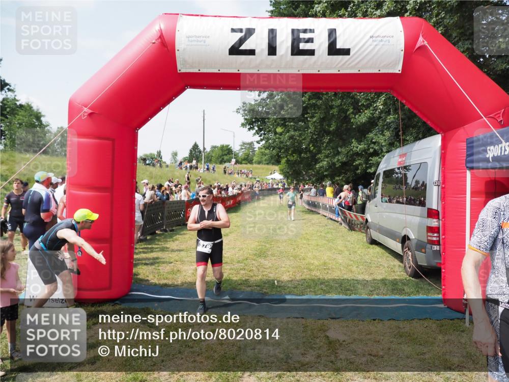21.06.2025 - 27. Vierlanden-Triathlon MichiJ http://msf.ph/oto/8020814 15.06.2026 11:36:18 Ziel 378, 403 meine-sportfotos.de