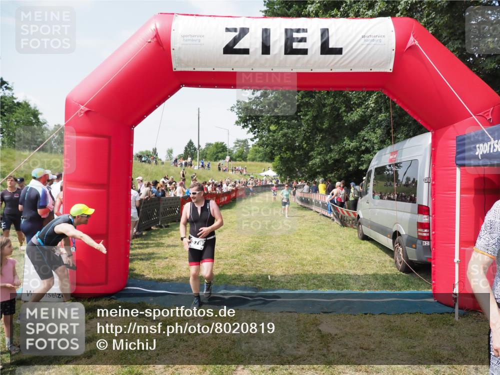 21.06.2025 - 27. Vierlanden-Triathlon MichiJ http://msf.ph/oto/8020819 15.06.2026 11:36:18 Ziel 378, 403 meine-sportfotos.de