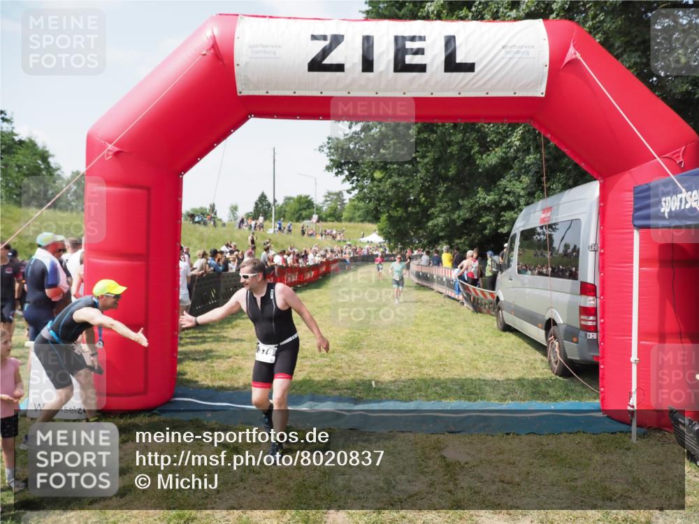 21.06.2025 - 27. Vierlanden-Triathlon MichiJ http://msf.ph/oto/8020837 15.06.2026 11:36:19 Ziel 378, 403 meine-sportfotos.de