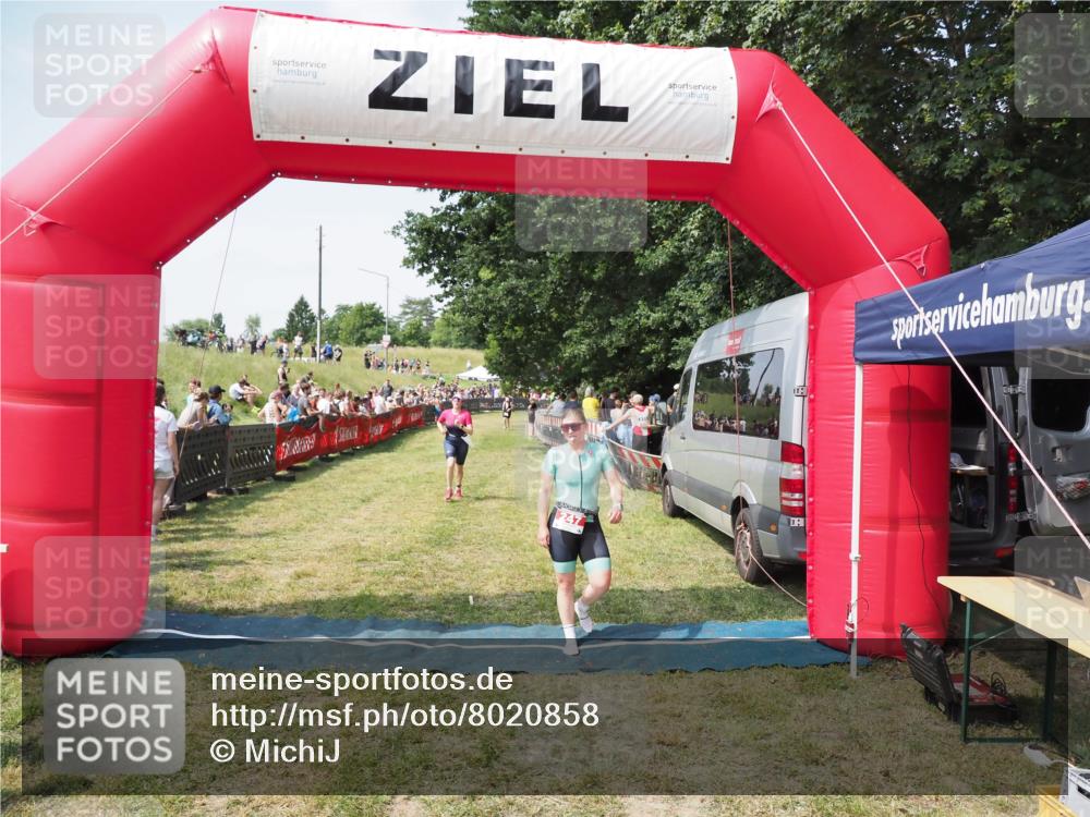 21.06.2025 - 27. Vierlanden-Triathlon MichiJ http://msf.ph/oto/8020858 15.06.2026 11:36:24 Ziel 247, 378, 472 meine-sportfotos.de