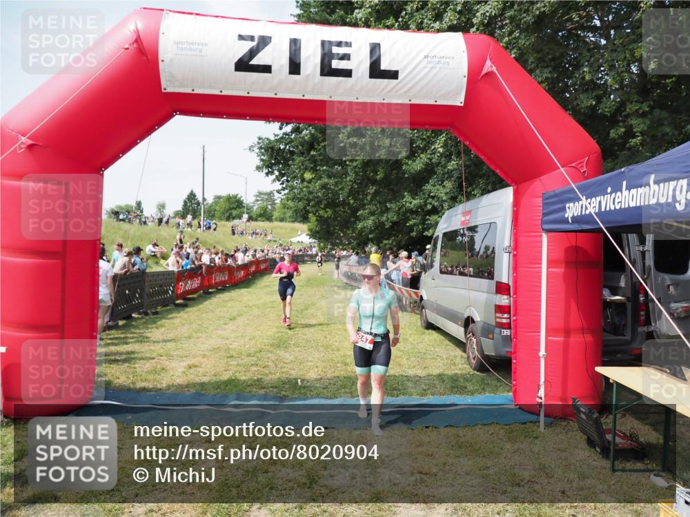 21.06.2025 - 27. Vierlanden-Triathlon MichiJ http://msf.ph/oto/8020904 15.06.2026 11:36:25 Ziel 247, 378, 472 meine-sportfotos.de