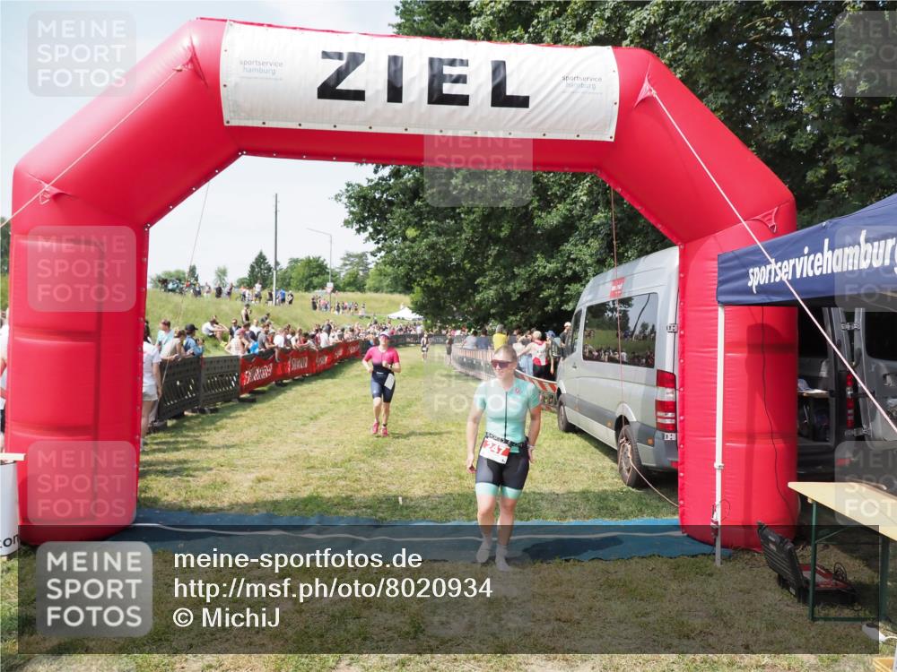 21.06.2025 - 27. Vierlanden-Triathlon MichiJ http://msf.ph/oto/8020934 15.06.2026 11:36:25 Ziel 247, 378, 472 meine-sportfotos.de