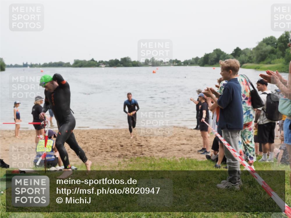 21.06.2025 - 27. Vierlanden-Triathlon MichiJ http://msf.ph/oto/8020947 15.06.2026 10:50:39 Schwimmen 753, 767 meine-sportfotos.de