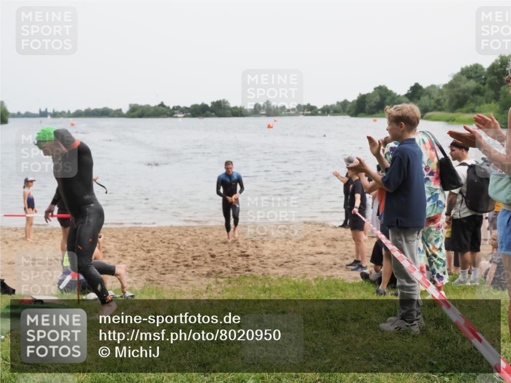 21.06.2025 - 27. Vierlanden-Triathlon MichiJ http://msf.ph/oto/8020950 15.06.2026 10:50:40 Schwimmen 753, 767 meine-sportfotos.de