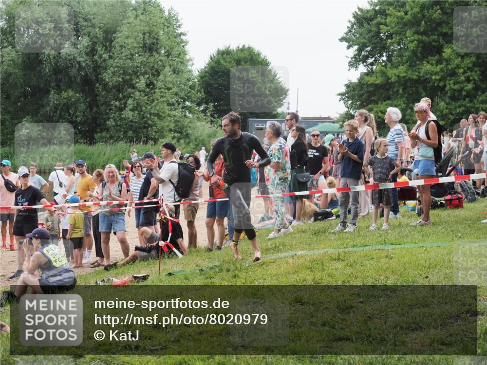 15.06.2025 - 27. Vierlanden-Triathlon KatJ http://msf.ph/oto/8020979 15.06.2025 10:51:08 Schwimmen 775 meine-sportfotos.de