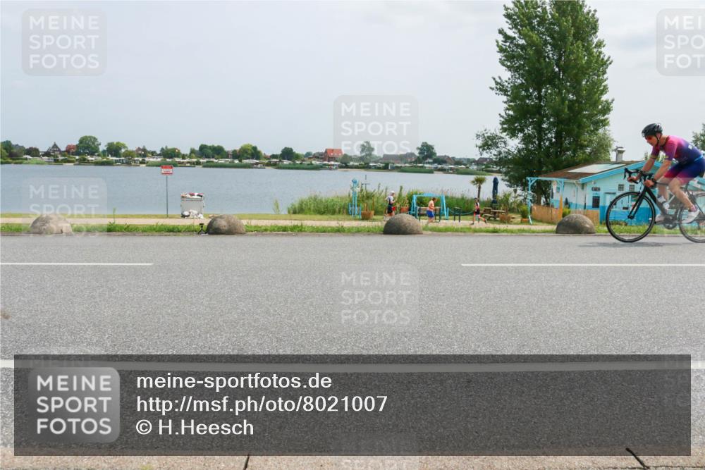 21.06.2025 - 27. Vierlanden-Triathlon H.Heesch http://msf.ph/oto/8021007 15.06.2025 12:04:28 Radfahren 725, 833, 901, 904, 954 meine-sportfotos.de