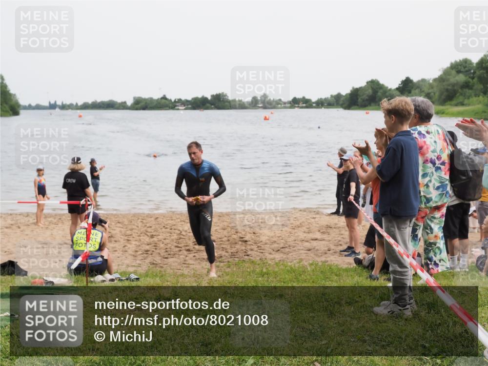 21.06.2025 - 27. Vierlanden-Triathlon MichiJ http://msf.ph/oto/8021008 15.06.2026 10:50:41 Schwimmen 753, 767 meine-sportfotos.de