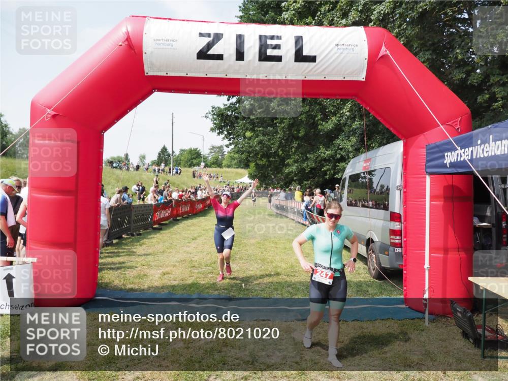 21.06.2025 - 27. Vierlanden-Triathlon MichiJ http://msf.ph/oto/8021020 15.06.2026 11:36:26 Ziel 247, 472 meine-sportfotos.de