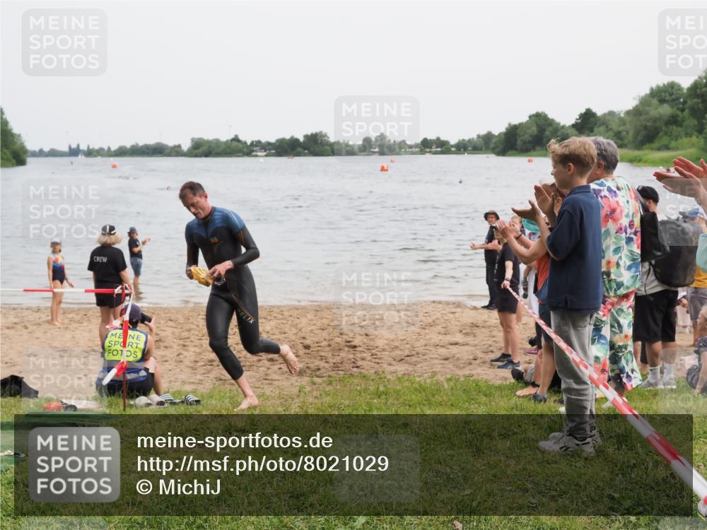 21.06.2025 - 27. Vierlanden-Triathlon MichiJ http://msf.ph/oto/8021029 15.06.2026 10:50:42 Schwimmen 753, 767 meine-sportfotos.de