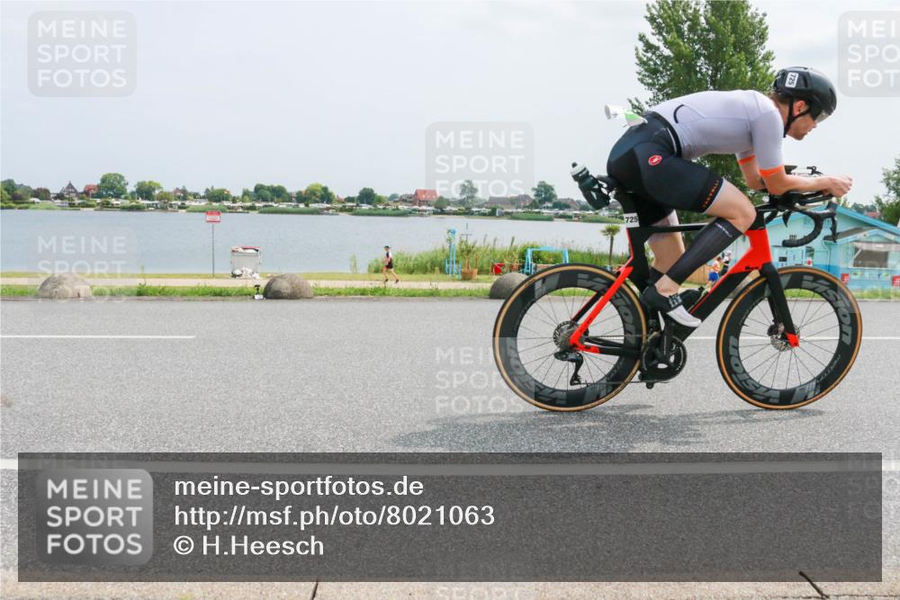 21.06.2025 - 27. Vierlanden-Triathlon H.Heesch http://msf.ph/oto/8021063 15.06.2025 12:04:32 Radfahren 725, 833 meine-sportfotos.de