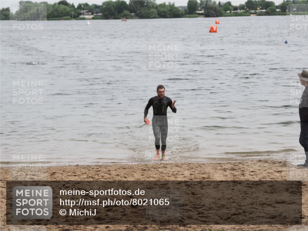 21.06.2025 - 27. Vierlanden-Triathlon MichiJ http://msf.ph/oto/8021065 15.06.2026 10:51:02 Schwimmen 775 meine-sportfotos.de
