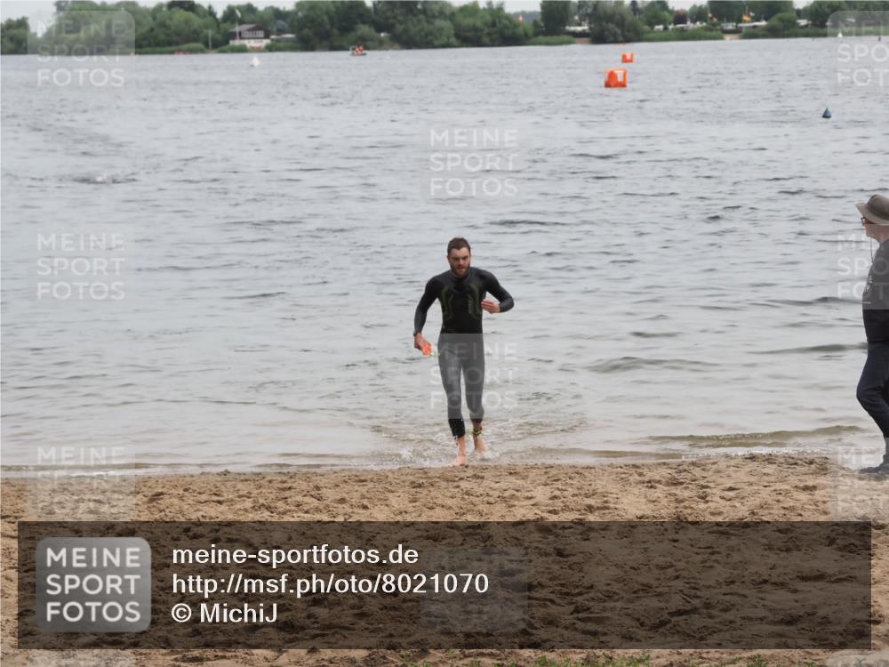 21.06.2025 - 27. Vierlanden-Triathlon MichiJ http://msf.ph/oto/8021070 15.06.2026 10:51:02 Schwimmen 775 meine-sportfotos.de