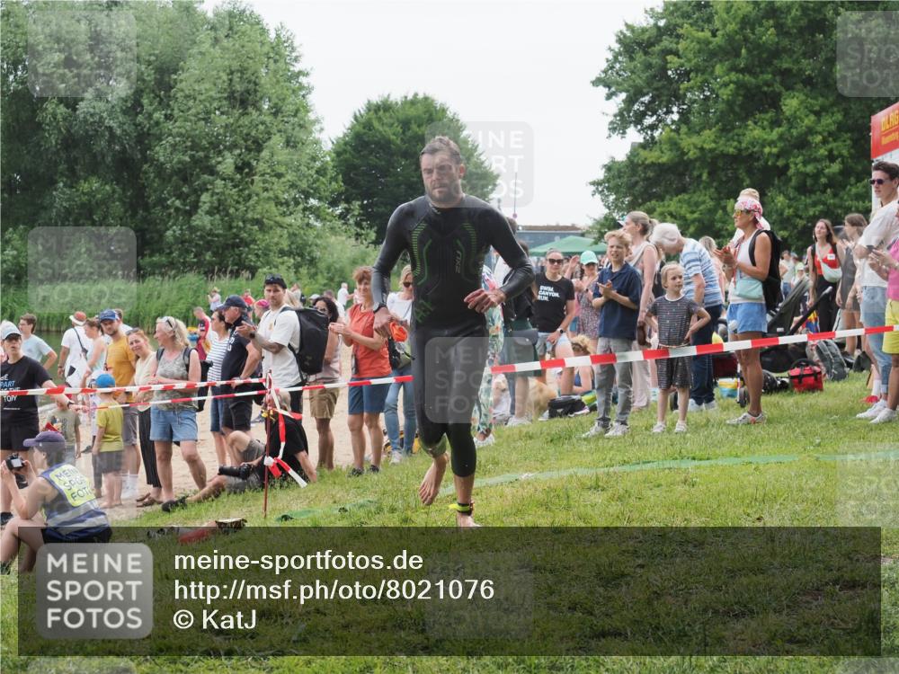 15.06.2025 - 27. Vierlanden-Triathlon KatJ http://msf.ph/oto/8021076 15.06.2025 10:51:09 Schwimmen 775 meine-sportfotos.de