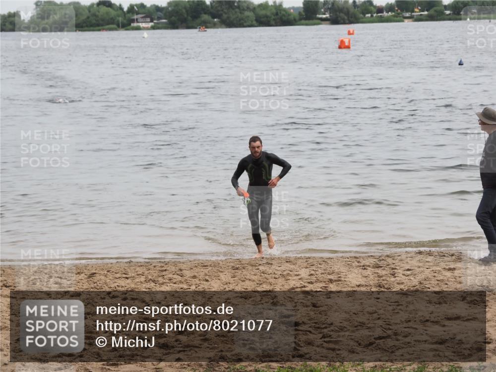 21.06.2025 - 27. Vierlanden-Triathlon MichiJ http://msf.ph/oto/8021077 15.06.2026 10:51:03 Schwimmen 775 meine-sportfotos.de