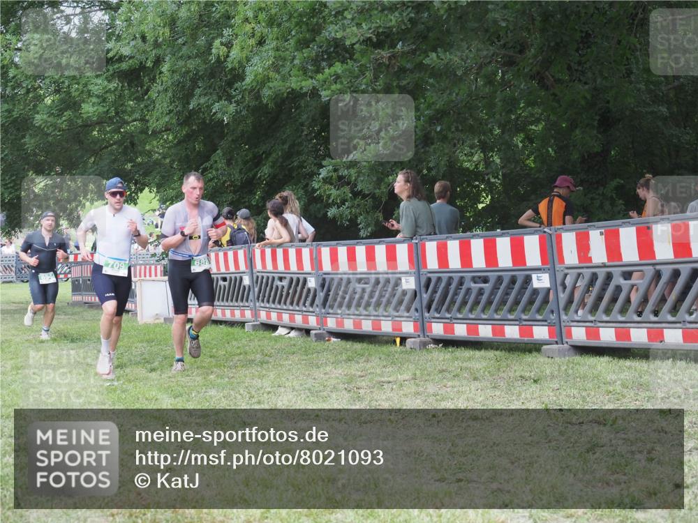 21.06.2025 - 27. Vierlanden-Triathlon KatJ http://msf.ph/oto/8021093 15.06.2025 13:20:28 Ziel 688, 694, 709 meine-sportfotos.de