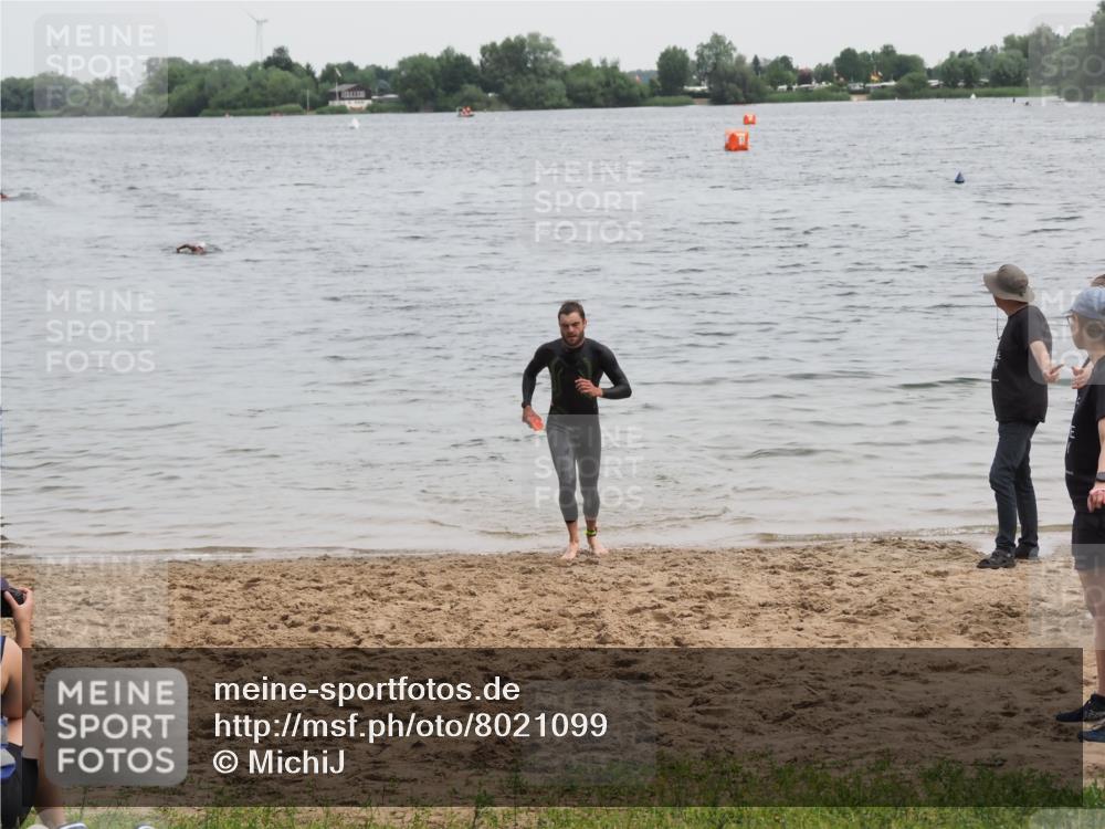 21.06.2025 - 27. Vierlanden-Triathlon MichiJ http://msf.ph/oto/8021099 15.06.2026 10:51:03 Schwimmen 775 meine-sportfotos.de