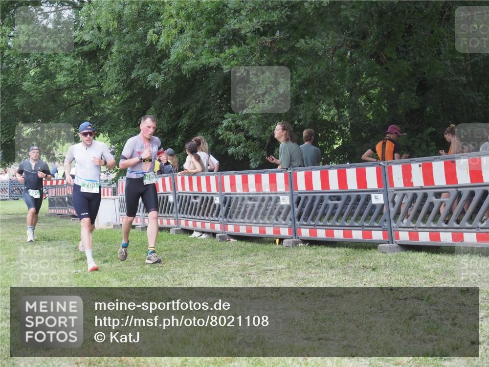 21.06.2025 - 27. Vierlanden-Triathlon KatJ http://msf.ph/oto/8021108 15.06.2025 13:20:28 Ziel 688, 694, 709 meine-sportfotos.de