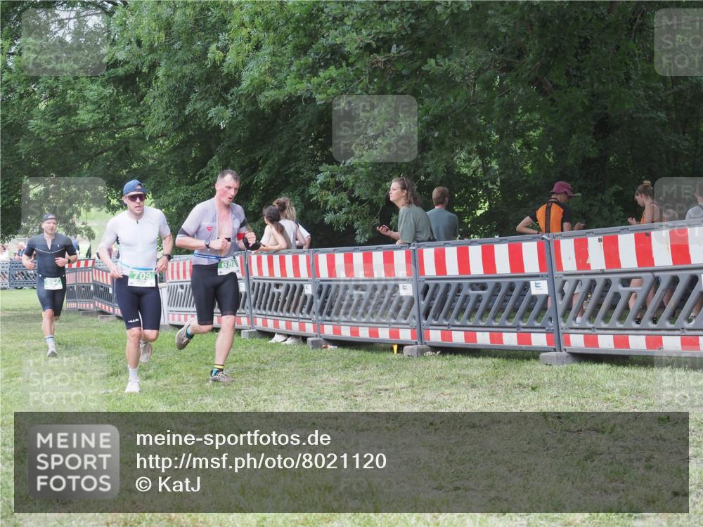 21.06.2025 - 27. Vierlanden-Triathlon KatJ http://msf.ph/oto/8021120 15.06.2025 13:20:28 Ziel 688, 694, 709 meine-sportfotos.de