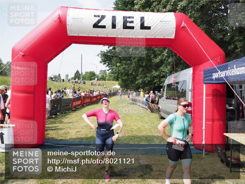 21.06.2025 - 27. Vierlanden-Triathlon MichiJ http://msf.ph/oto/8021121 15.06.2026 11:36:27 Ziel 247, 472 meine-sportfotos.de