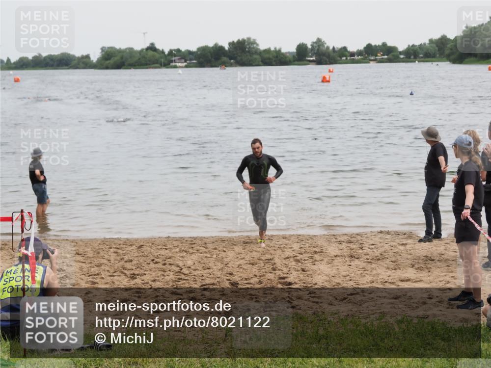 21.06.2025 - 27. Vierlanden-Triathlon MichiJ http://msf.ph/oto/8021122 15.06.2026 10:51:04 Schwimmen 775 meine-sportfotos.de