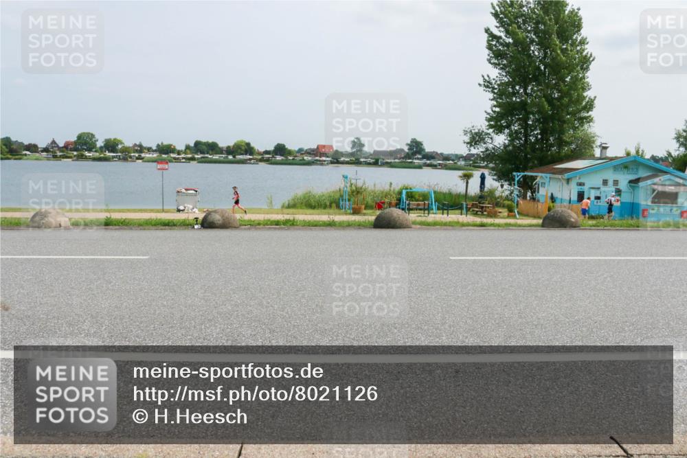 21.06.2025 - 27. Vierlanden-Triathlon H.Heesch http://msf.ph/oto/8021126 15.06.2025 12:04:33 Radfahren 725, 833 meine-sportfotos.de