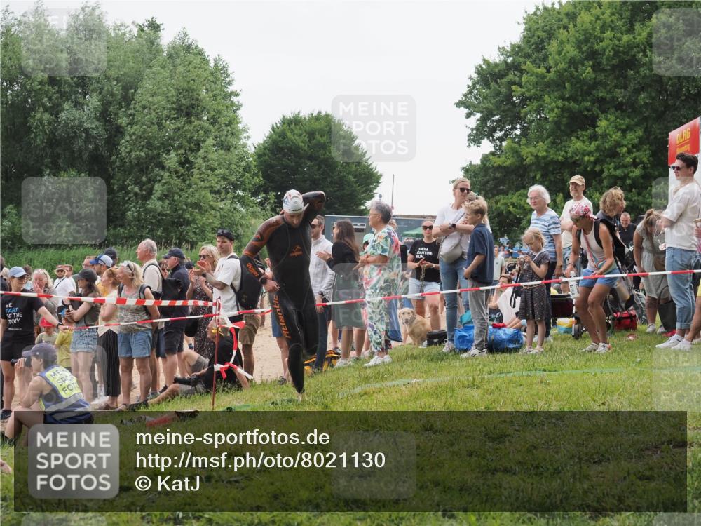 15.06.2025 - 27. Vierlanden-Triathlon KatJ http://msf.ph/oto/8021130 15.06.2025 10:51:42 Schwimmen 676 meine-sportfotos.de