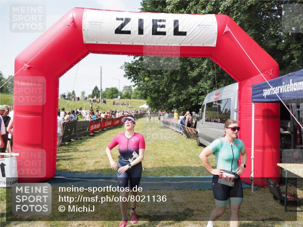 21.06.2025 - 27. Vierlanden-Triathlon MichiJ http://msf.ph/oto/8021136 15.06.2026 11:36:27 Ziel 247, 472 meine-sportfotos.de
