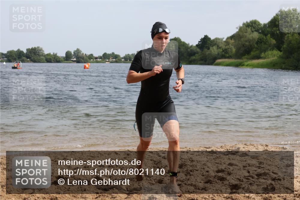15.06.2025 - 27. Vierlanden-Triathlon Lena Gebhardt http://msf.ph/oto/8021140 15.06.2025 10:18:17 Schwimmen 495, 535, 568, 586 meine-sportfotos.de