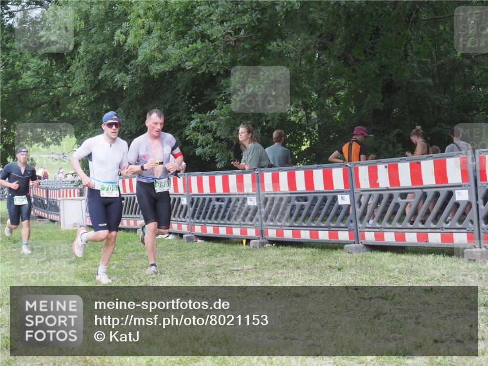 21.06.2025 - 27. Vierlanden-Triathlon KatJ http://msf.ph/oto/8021153 15.06.2025 13:20:28 Ziel 688, 694, 709 meine-sportfotos.de