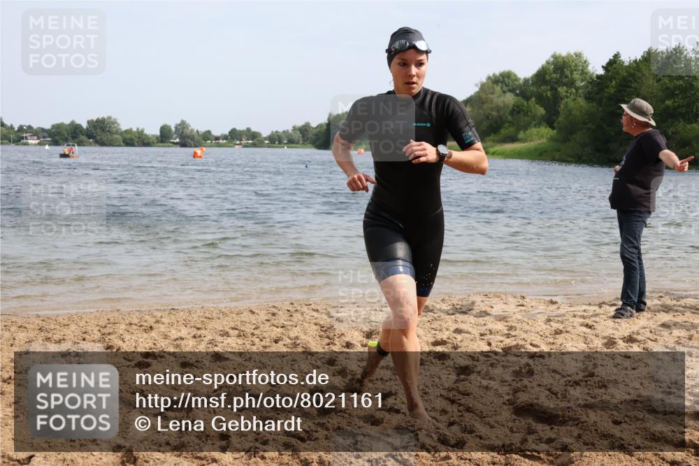 15.06.2025 - 27. Vierlanden-Triathlon Lena Gebhardt http://msf.ph/oto/8021161 15.06.2025 10:18:18 Schwimmen 495, 535, 568, 586 meine-sportfotos.de