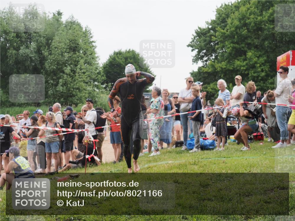 15.06.2025 - 27. Vierlanden-Triathlon KatJ http://msf.ph/oto/8021166 15.06.2025 10:51:43 Schwimmen 676 meine-sportfotos.de