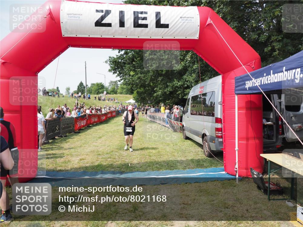 21.06.2025 - 27. Vierlanden-Triathlon MichiJ http://msf.ph/oto/8021168 15.06.2026 11:36:37 Ziel 379 meine-sportfotos.de