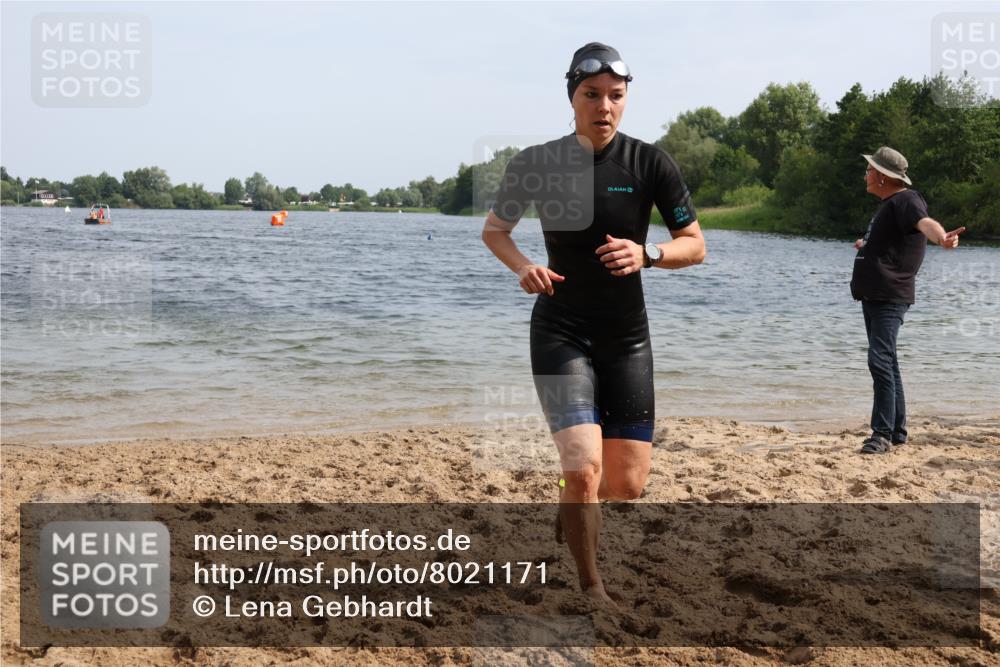 15.06.2025 - 27. Vierlanden-Triathlon Lena Gebhardt http://msf.ph/oto/8021171 15.06.2025 10:18:18 Schwimmen 495, 535, 568, 586 meine-sportfotos.de
