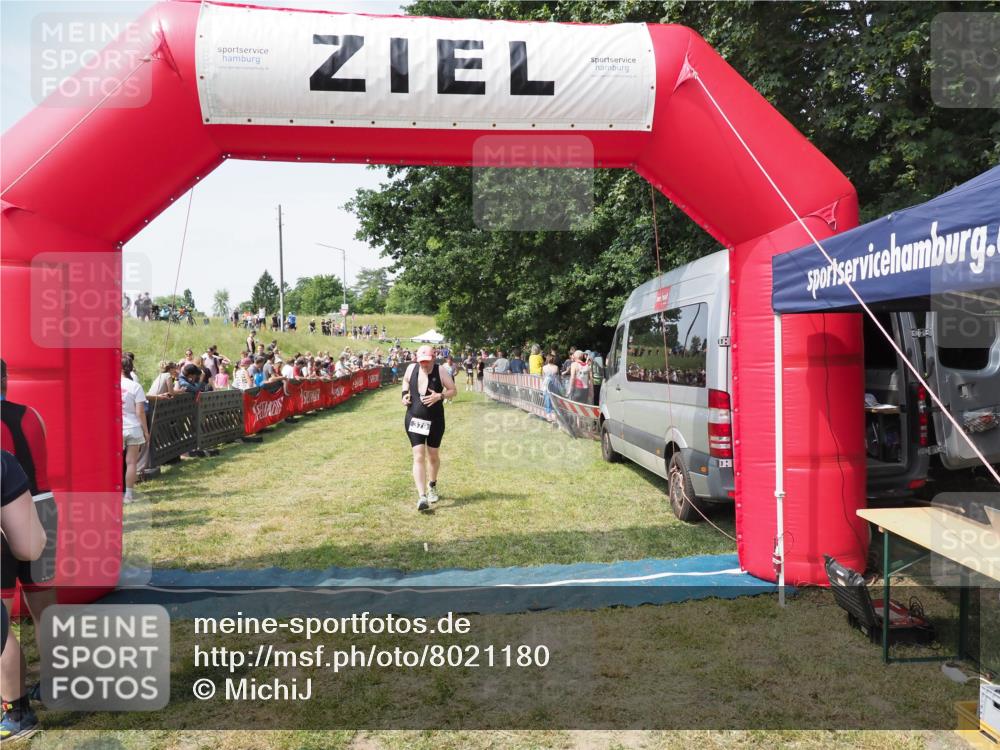 21.06.2025 - 27. Vierlanden-Triathlon MichiJ http://msf.ph/oto/8021180 15.06.2026 11:36:37 Ziel 379 meine-sportfotos.de