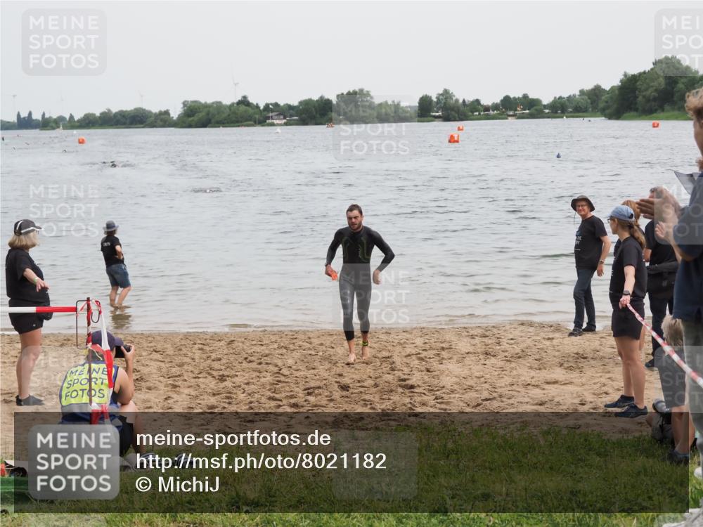 21.06.2025 - 27. Vierlanden-Triathlon MichiJ http://msf.ph/oto/8021182 15.06.2026 10:51:05 Schwimmen 775 meine-sportfotos.de